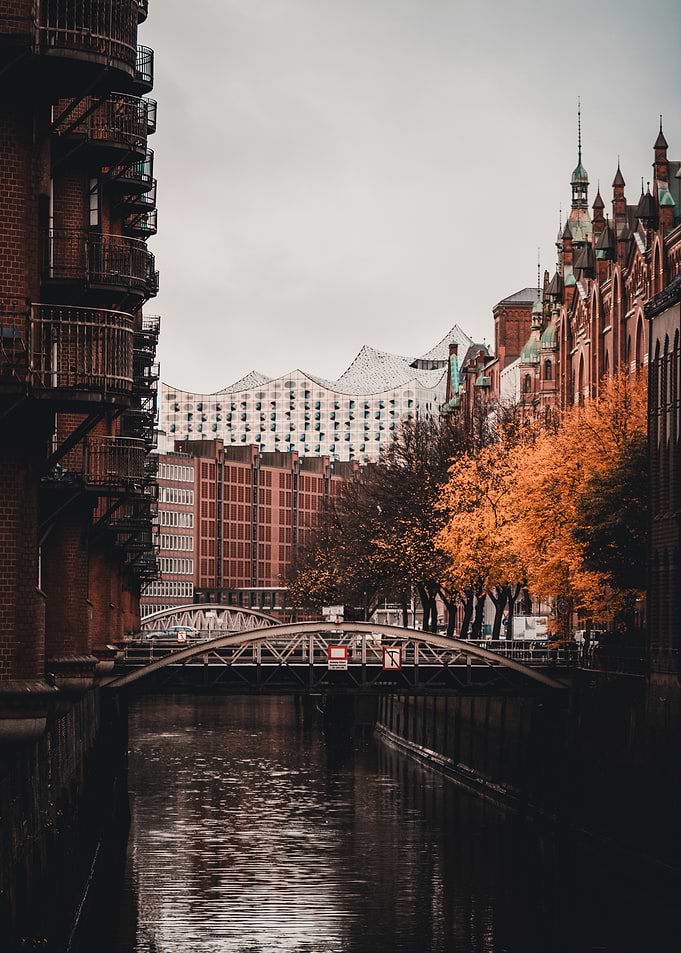 Hamburg Speicherstadt mit Elbphilharmonie im Herbst