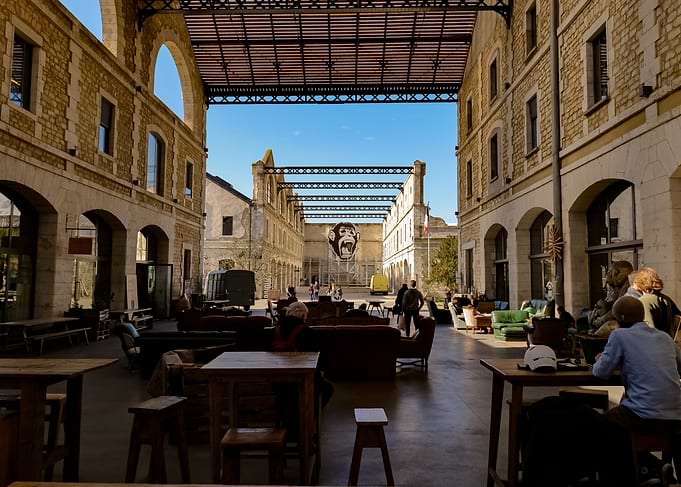 Urban Courtyard and Modern Art - Darwin district - Bordeaux