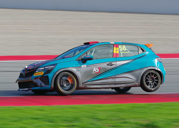 Renault Clio Cup Race Car - Wheel in the air