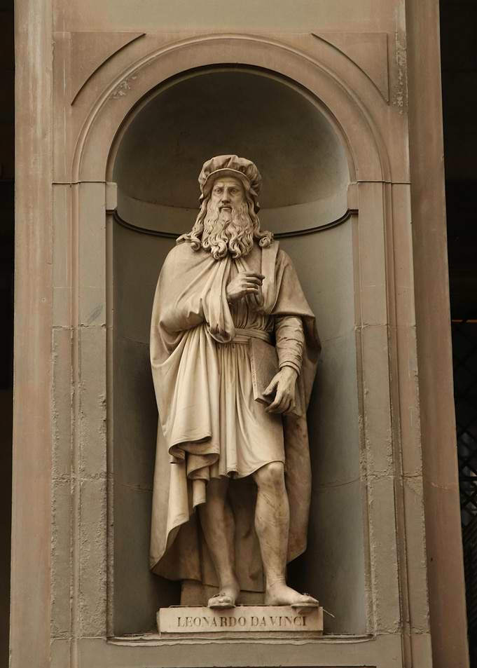 Leonardo da Vinci Statue