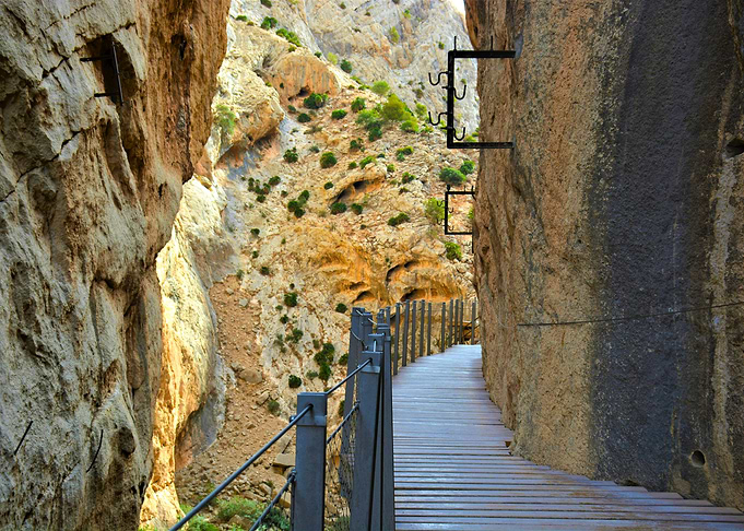 Camanita Del Rey Walkway