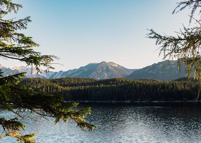 Eibsee Serenity – Nature’s Perfect Reflection