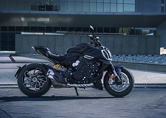 Black Ducati Streetfighter V4