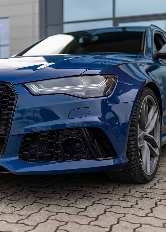 Blue Audi RS6 C7 Avant