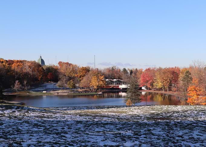 Autumn on beaver lake Montréal