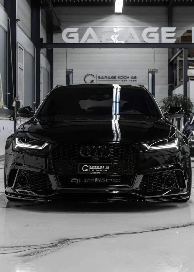 Black Audi RS6 Avant