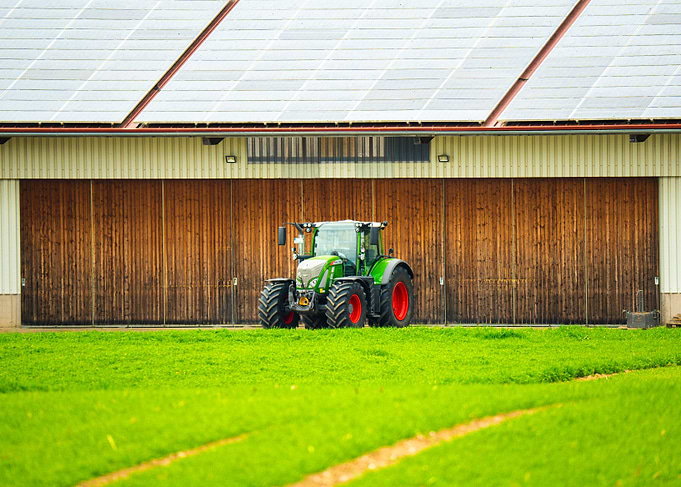 Fendt 720 Vario infront of Barn