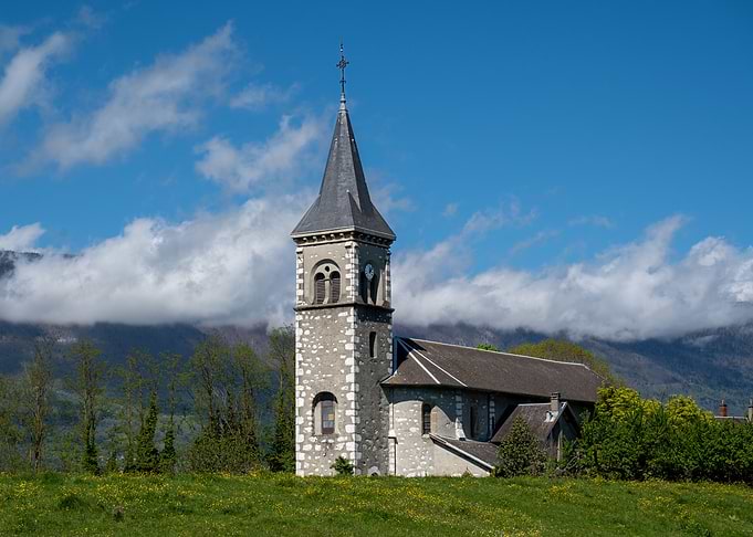 Church in a green field à Chambéry le Vieux in France