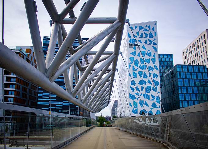 Vanishing line and urban perspectives