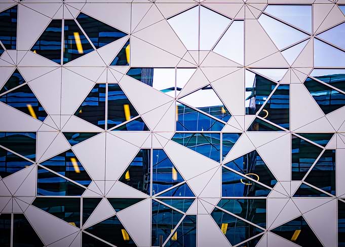 Luminous triangle and play of reflections