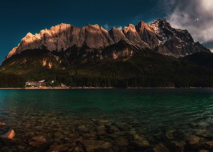 Alpenglühen am Eibsee & Zugspitze