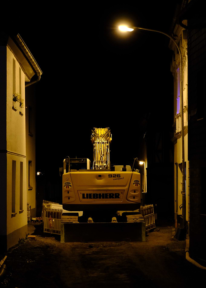 Excavator trapped between the fronts
