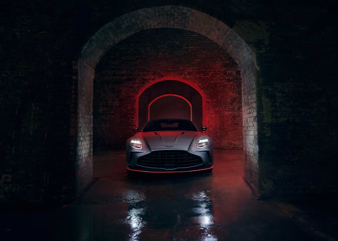 Aston Martin DBX707 in Tunnel