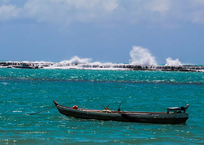 Boat on Turquoise Water e Alagoas Praia do Frances