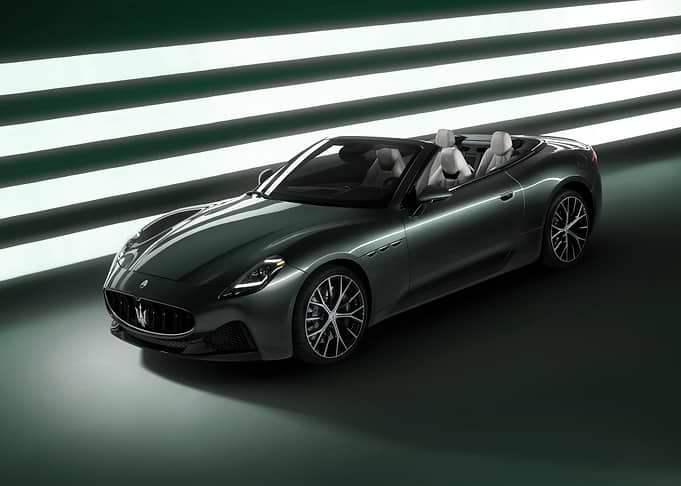 green maserati grecale convertible studio Shot