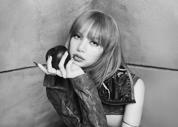 lisa blackpink with apple in black&white