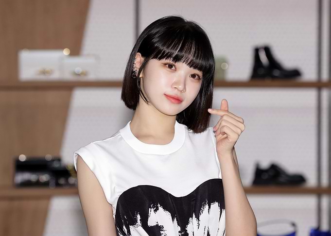 kim chaewon