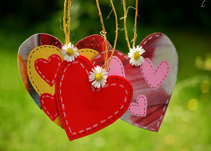Hanging Decorative Hearts with Daisies