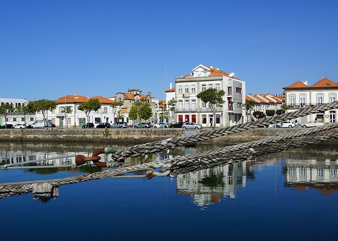 Waterfront view with ropes and buildings - Viano do Castello