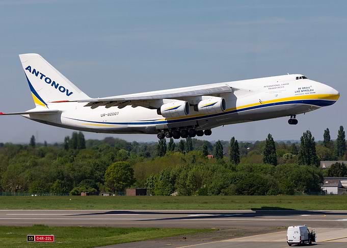 Antonov An-124 Ruslan Taking Off