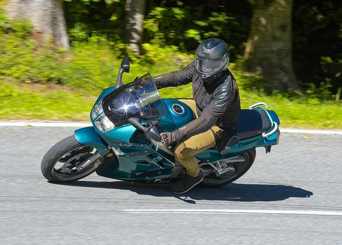 Honda VFR 750 RC36 cornering