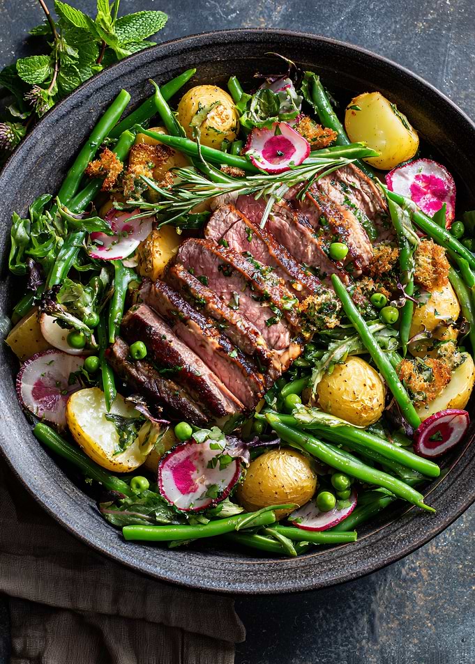 Steak and Vegetable Salad Bowl