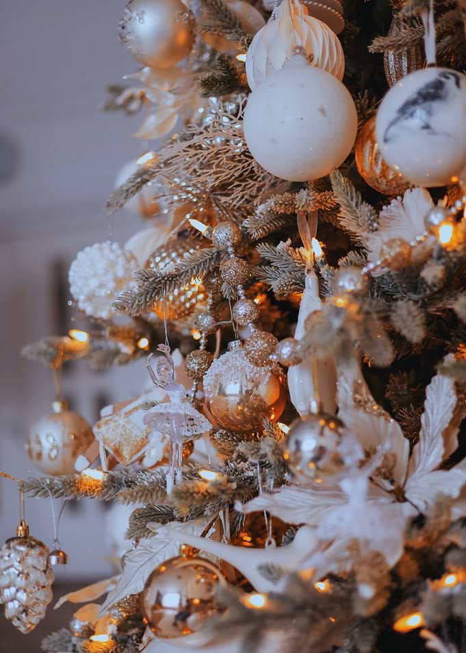 Elegant Christmas Tree with Gold Ornaments