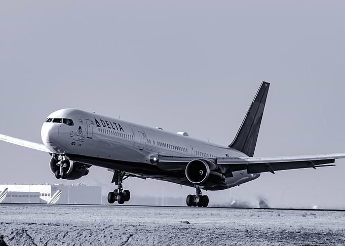 Delta Boeing 767 landing