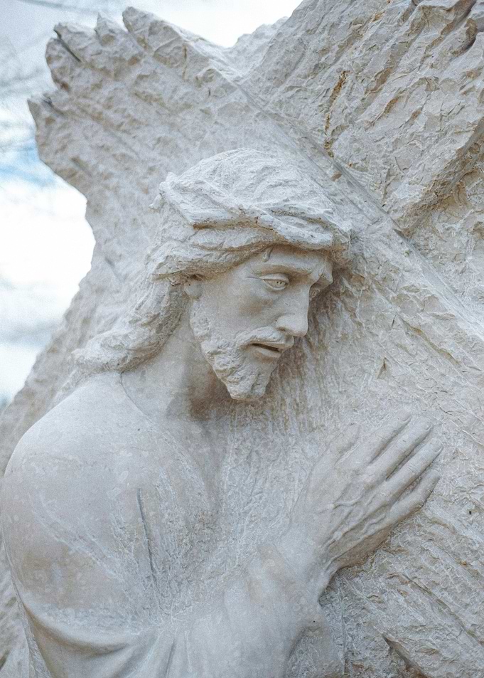 Jesus Carrying the Cross Statue