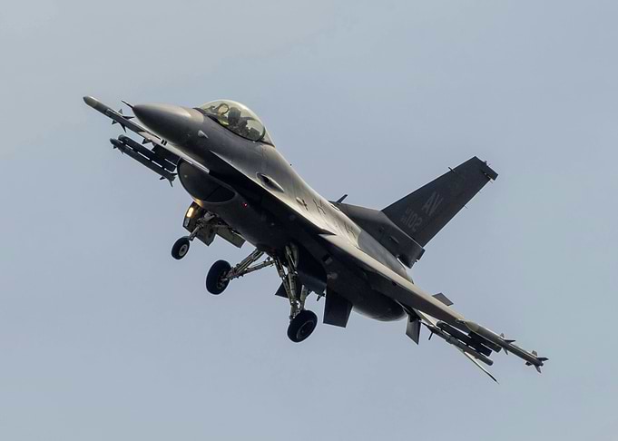 F-16 Fighting Falcon Flying