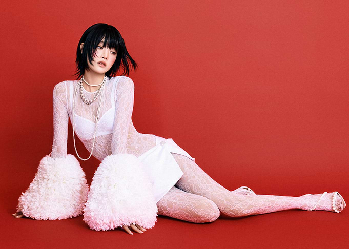 Woman in White Lace and Fur minnie red