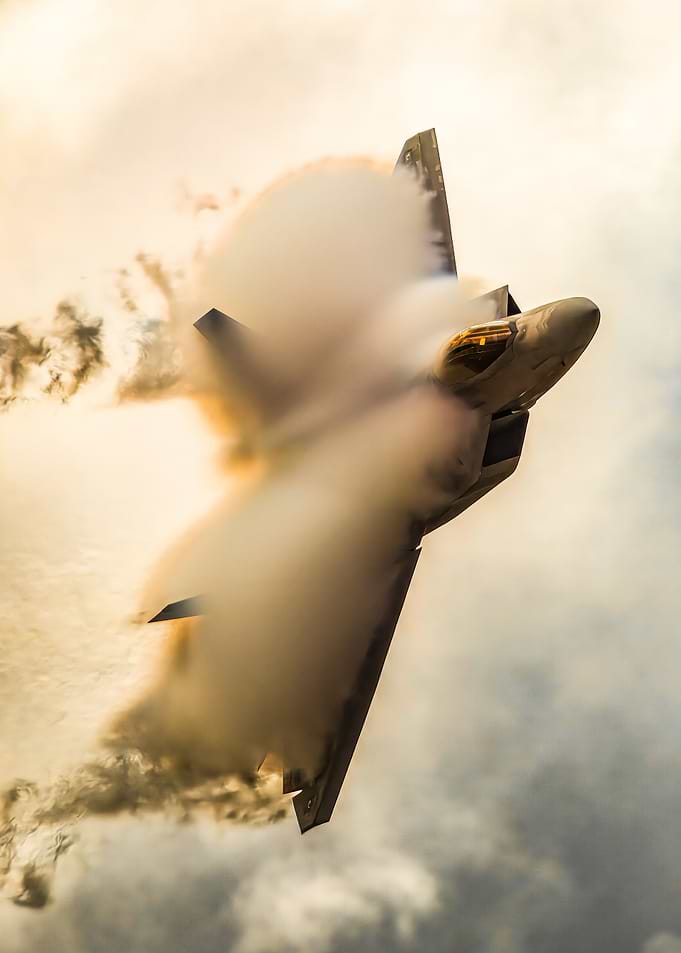 F-22 Raptor Cloud Turn