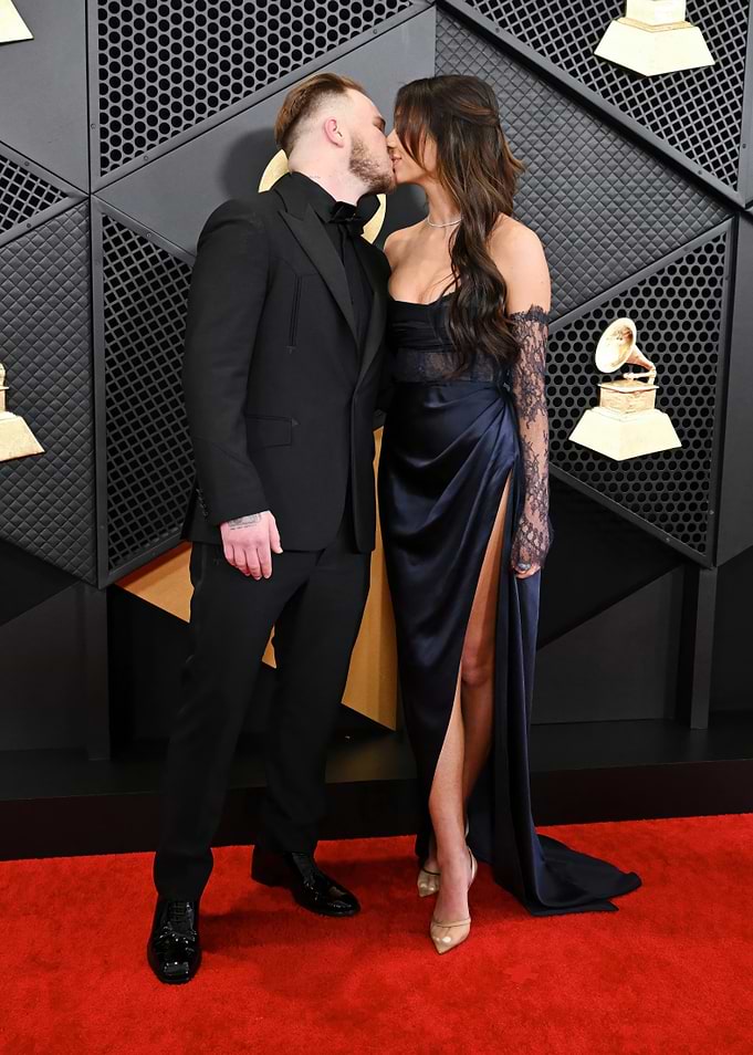 Couple kissing on the red carpet