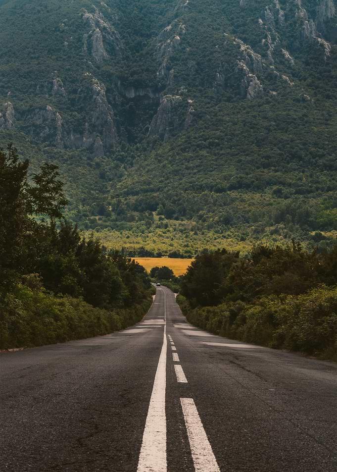 Road leading to mountain landscape