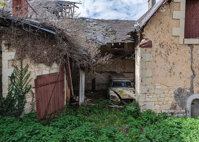 Citroën DS abandoned in a dilapidated building