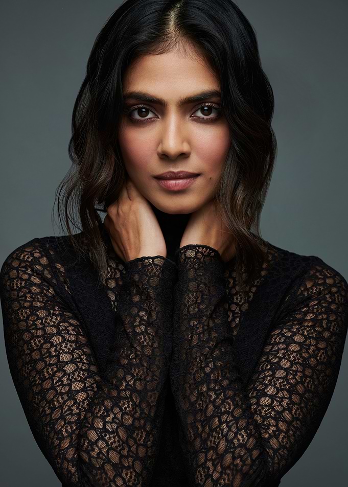 malavika mohanan in black lace