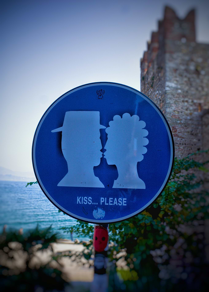 Kiss Please