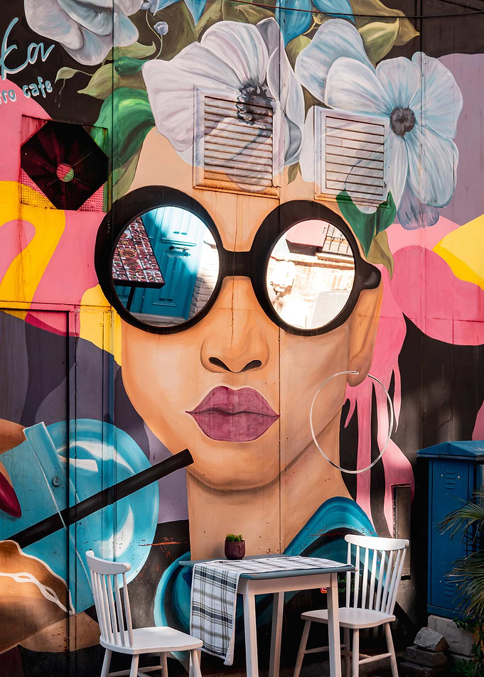 Streetart woman with sunglasses