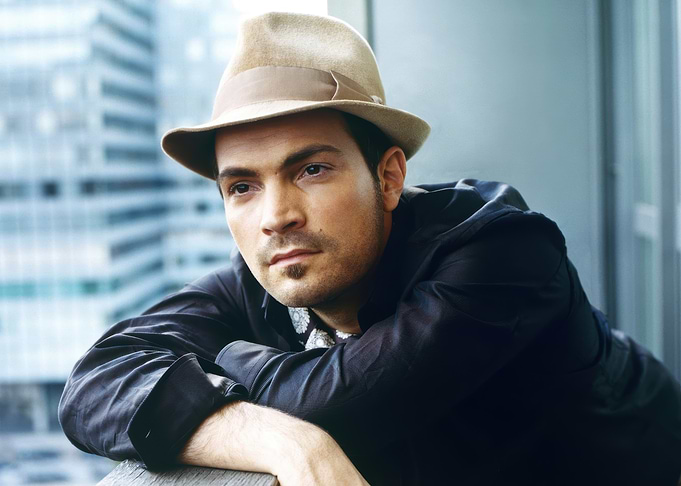 roger cicero in Fedora with City Background
