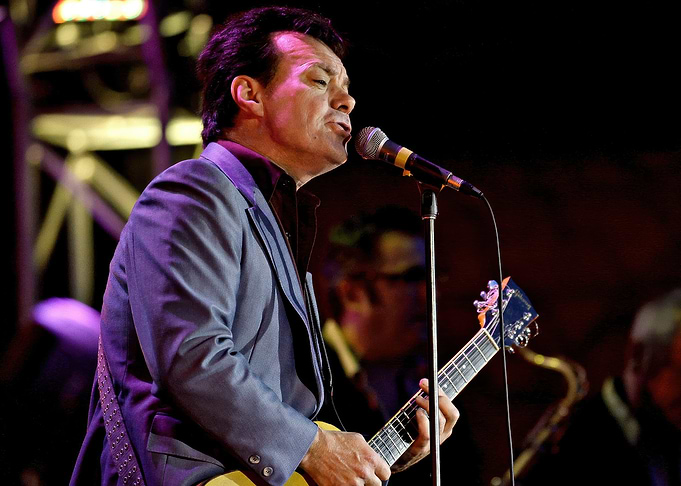 james hunter singing into microphone