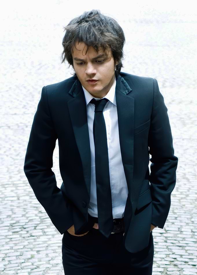 jamie cullum in a Suit
