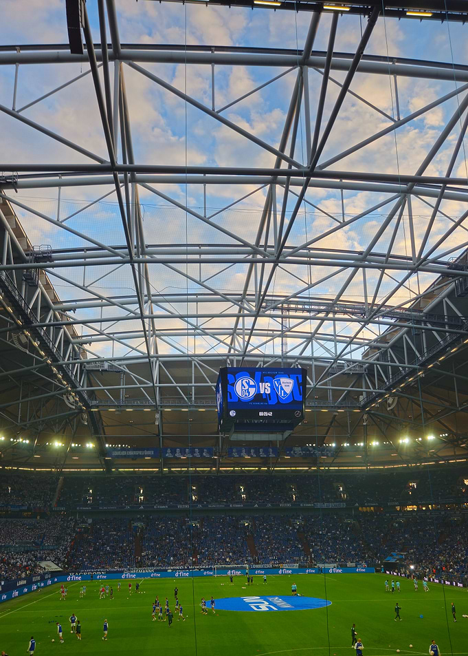 Blauer Himmel über Schalke