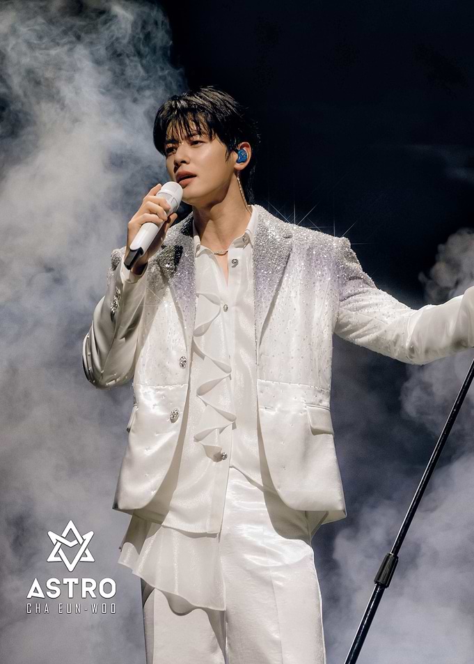 Cha Eun-woo Performing on Stage