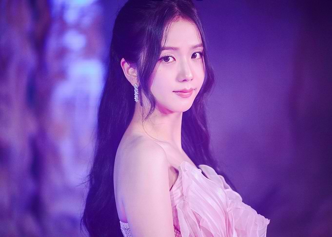 jisoo in Pink Dress