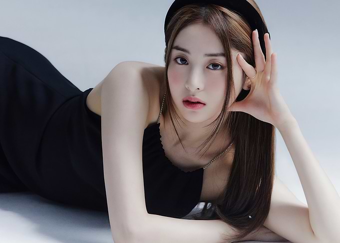 huh yunjin in black dress posing