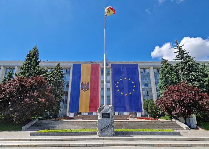 Moldovan and EU flags on building
