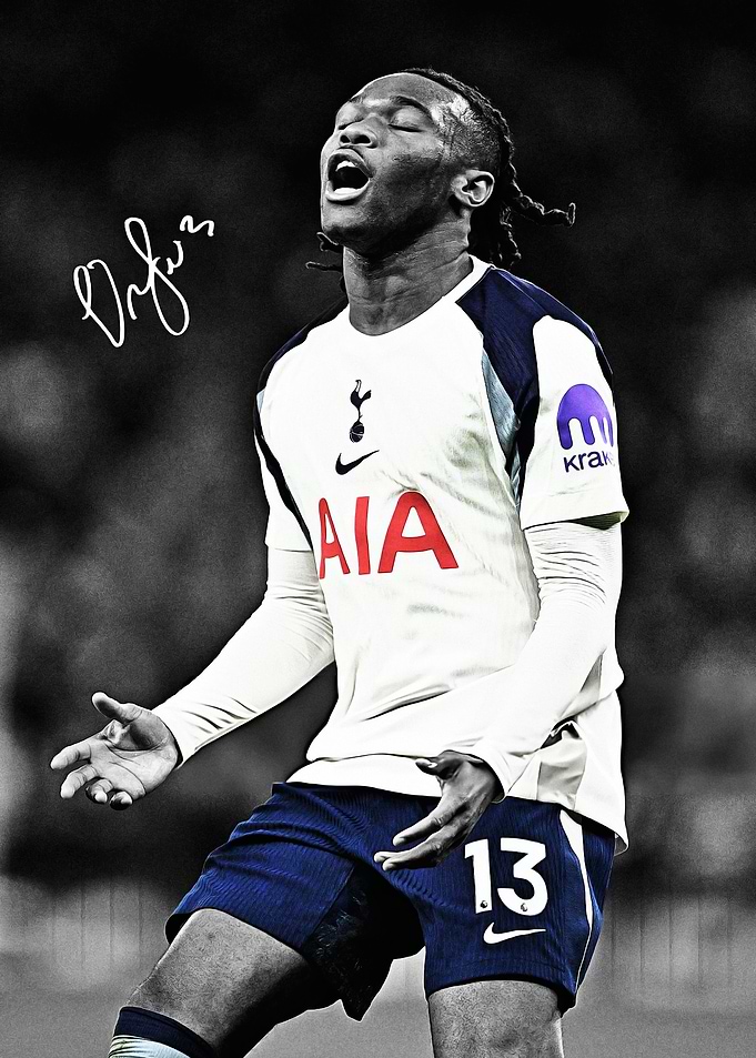 Destiny Udogie with Signature