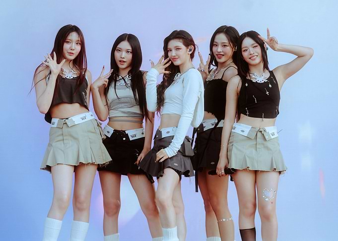 newjeans Idols Posing