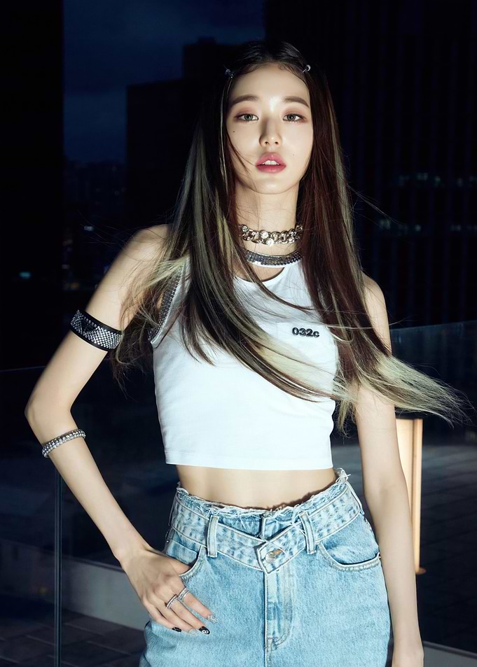 Fashionable ive jang wonyoung in Crop Top and Jeans