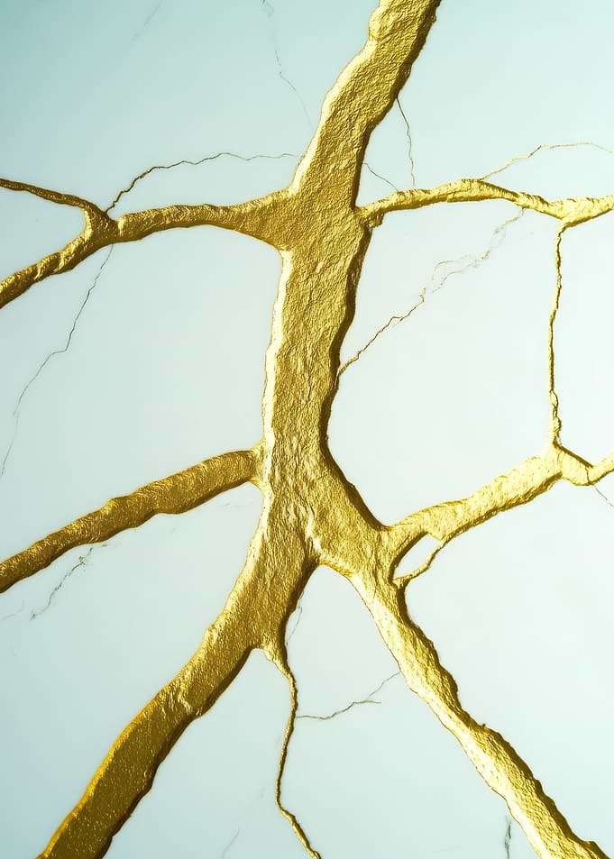 Kintsugi Gold Crack Pattern